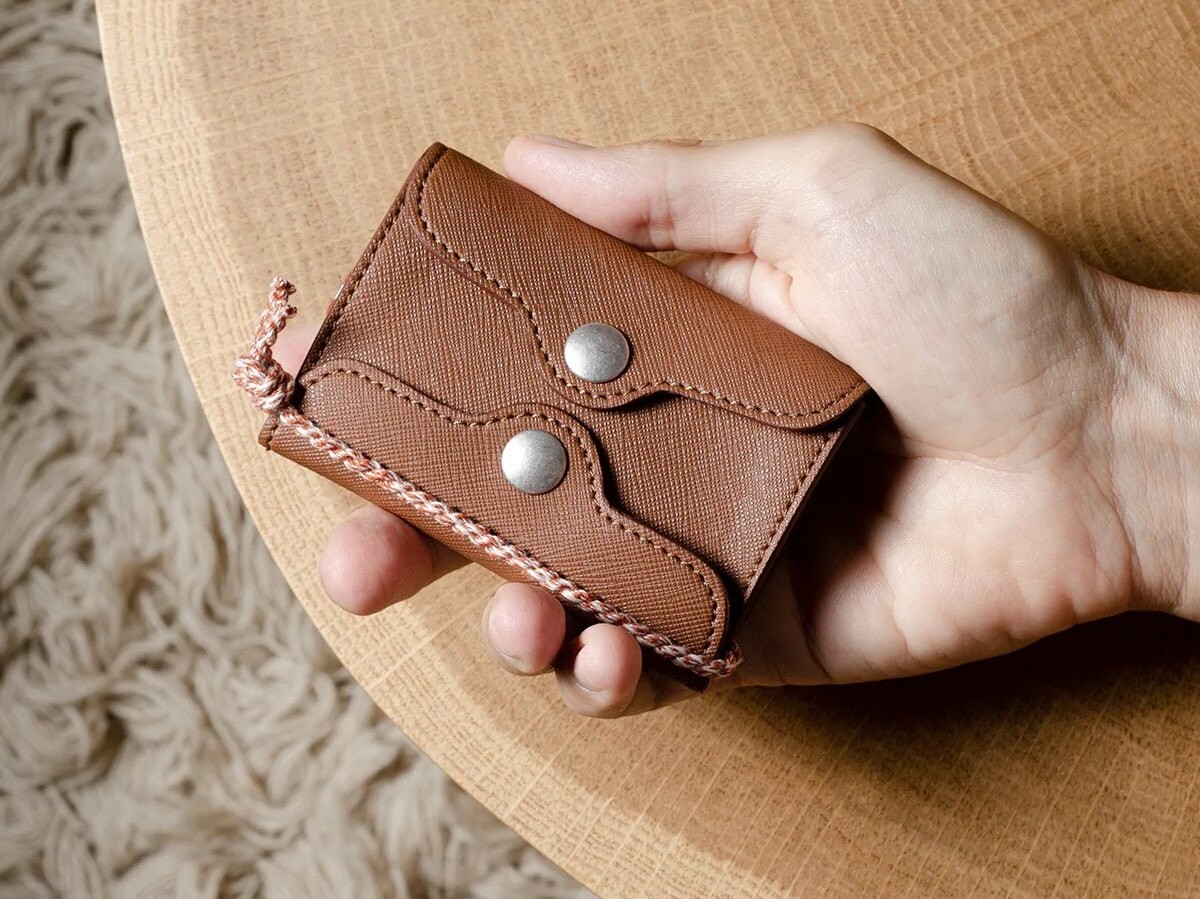 hardgraft Atypical Wallet compact cash holder has 2 separate compartments for organization