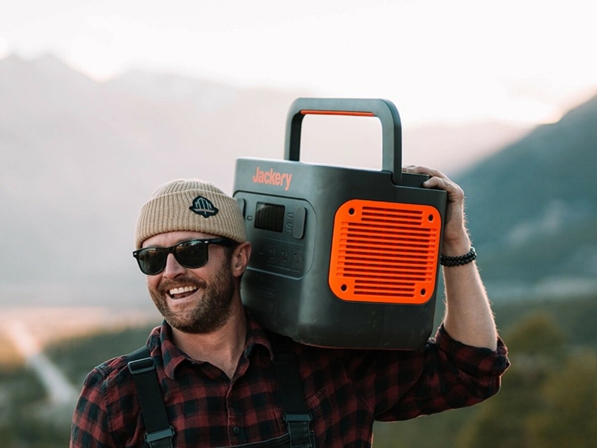 Jackery 1500 Pro high-end solar generator gives you sustainable energy with no emissions